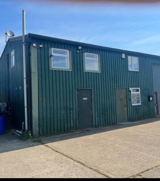 Hulfords Ln, Hartley Wintney à louer - Photo du bâtiment - Image 2 de 2