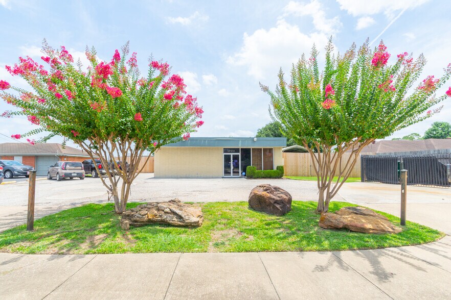 1722 Monarch Oaks St, Houston, TX à louer - Photo du bâtiment - Image 3 de 21
