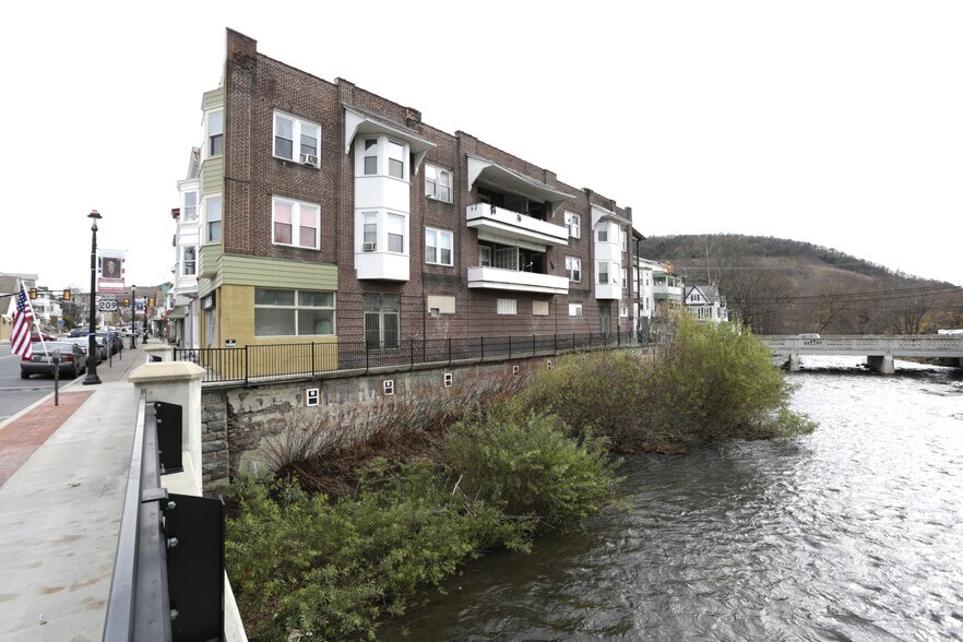 238 E Broad St, Tamaqua, PA à vendre - Photo du bâtiment - Image 2 de 3