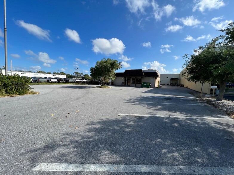 7447 S Tamiami Trl, Sarasota, FL à vendre - Photo du bâtiment - Image 2 de 9