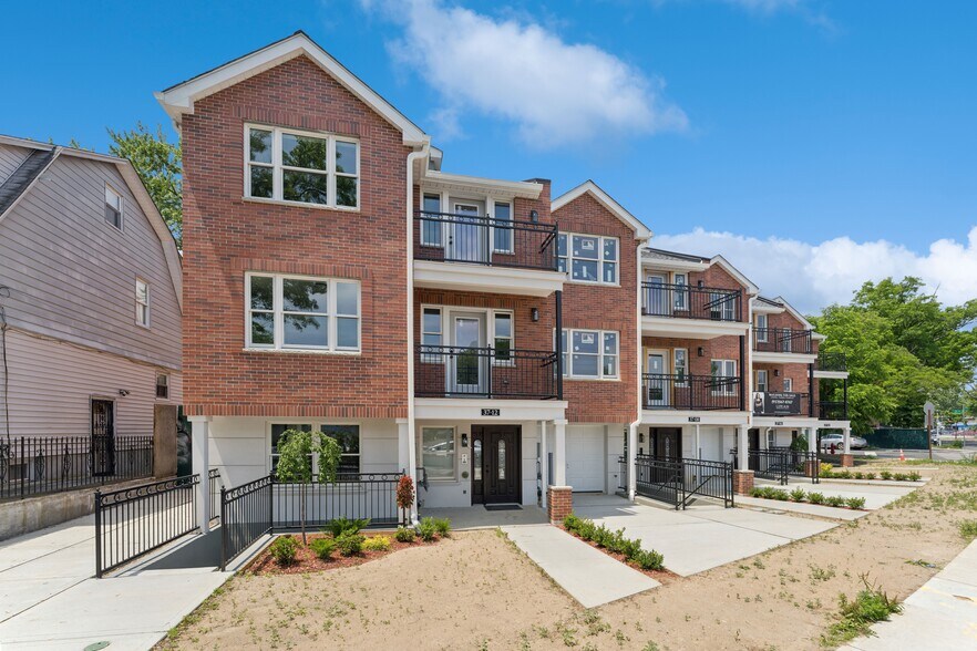 37-12 Francis Lewis Blvd, Flushing, NY à vendre - Photo principale - Image 1 de 25