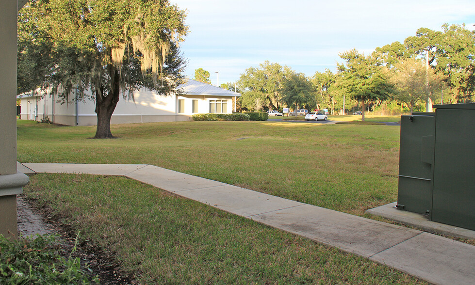 5941-5943 Webb Rd, Tampa, FL for lease - Building Photo - Image 3 of 5