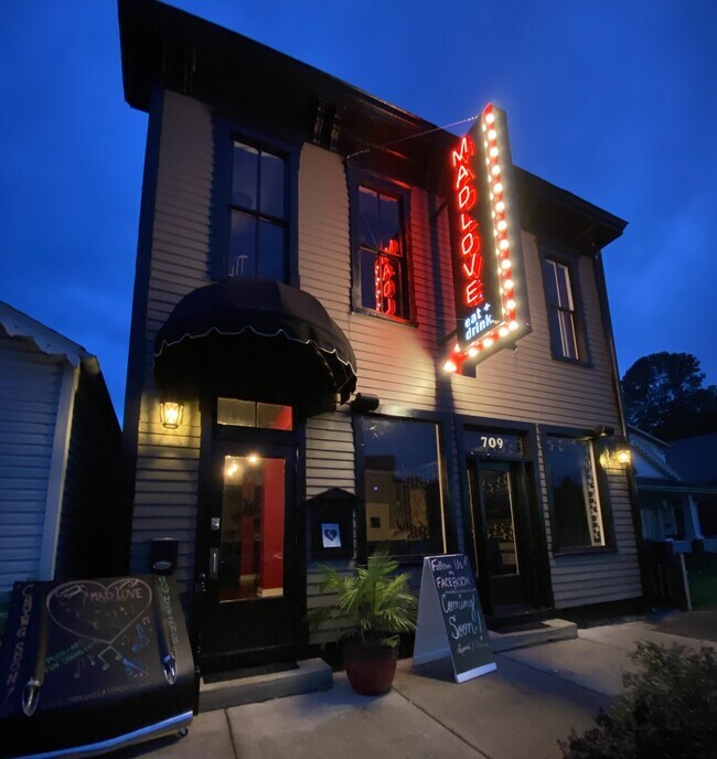 Plus de détails pour 709 W Main St, Madison, IN - Commerce de détail à vendre