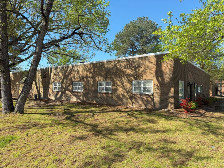 953 Norfolk Sq, Norfolk, VA à vendre - Photo du bâtiment - Image 2 de 5