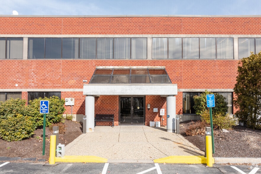 321 Fortune Blvd, Milford, MA à louer - Photo du bâtiment - Image 2 de 9