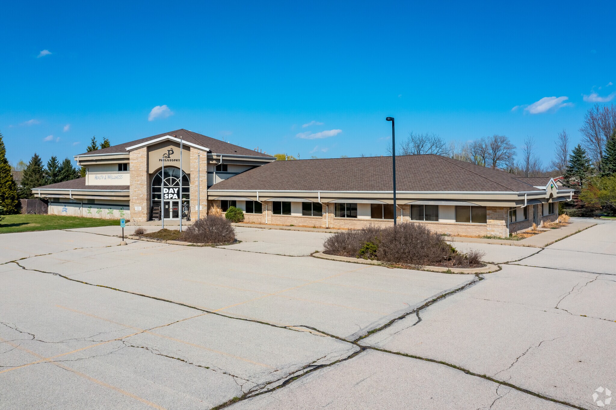 1414 E Paradise Dr, West Bend, WI à louer Photo du bâtiment- Image 1 de 7