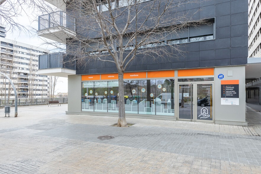 Immeuble residentiel dans L'Hospitalet de Llobregat, Barcelona à vendre - Photo du bâtiment - Image 2 de 5