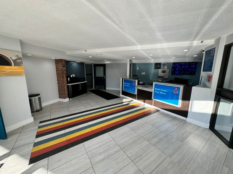 Motel 6 / Studio 6 Suites portfolio of 2 properties for sale on LoopNet.ca - Building Photo - Image 3 of 21