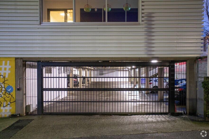 2015 Main St, Vancouver, BC à louer - Photo du bâtiment - Image 2 de 7