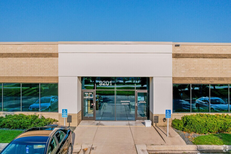 9201 W Broadway Ave N, Brooklyn Park, MN à louer - Photo du bâtiment - Image 3 de 12