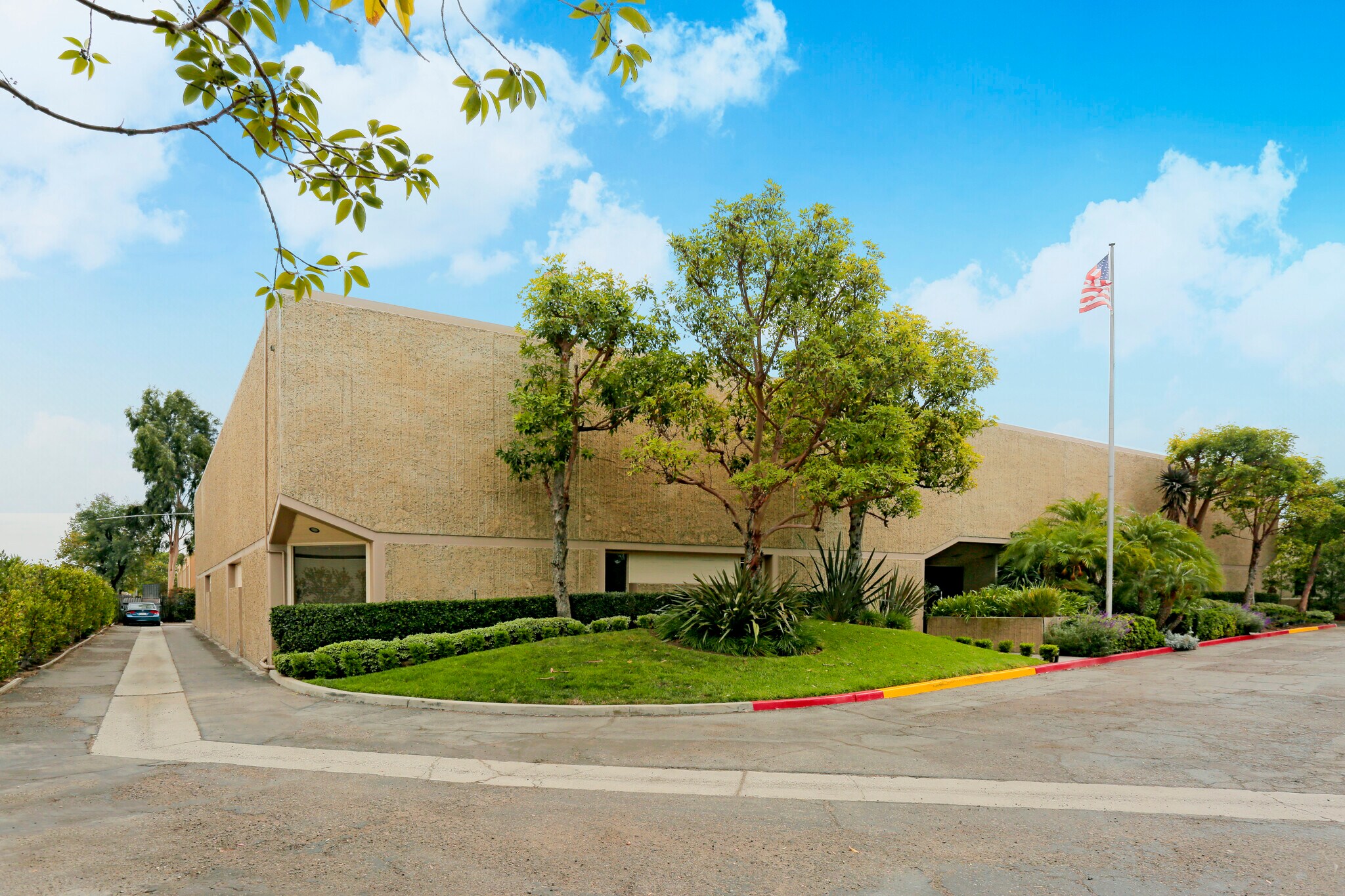 16692 Hale Ave, Irvine, CA à vendre Photo du bâtiment- Image 1 de 4