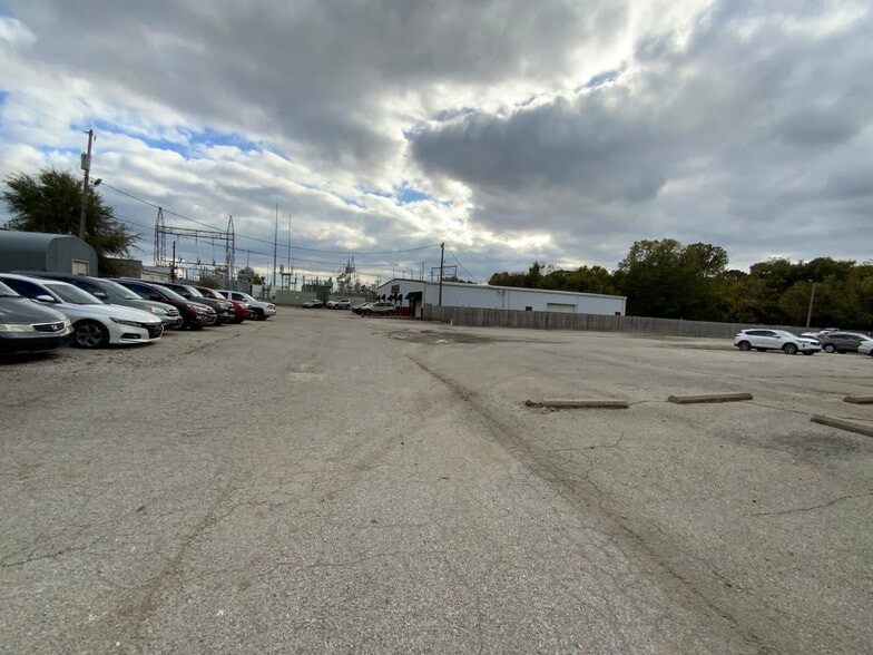 6356 Carter St, Merriam, KS for lease - Building Photo - Image 2 of 4