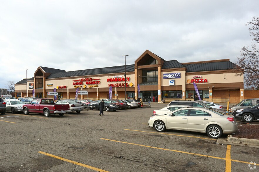 7990-8000 W Outer Dr, Detroit, MI à louer - Photo du bâtiment - Image 3 de 6