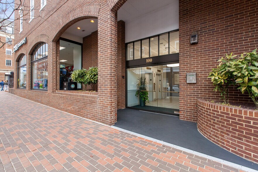 100 N Pitt St, Alexandria, VA à louer - Photo du bâtiment - Image 3 de 9