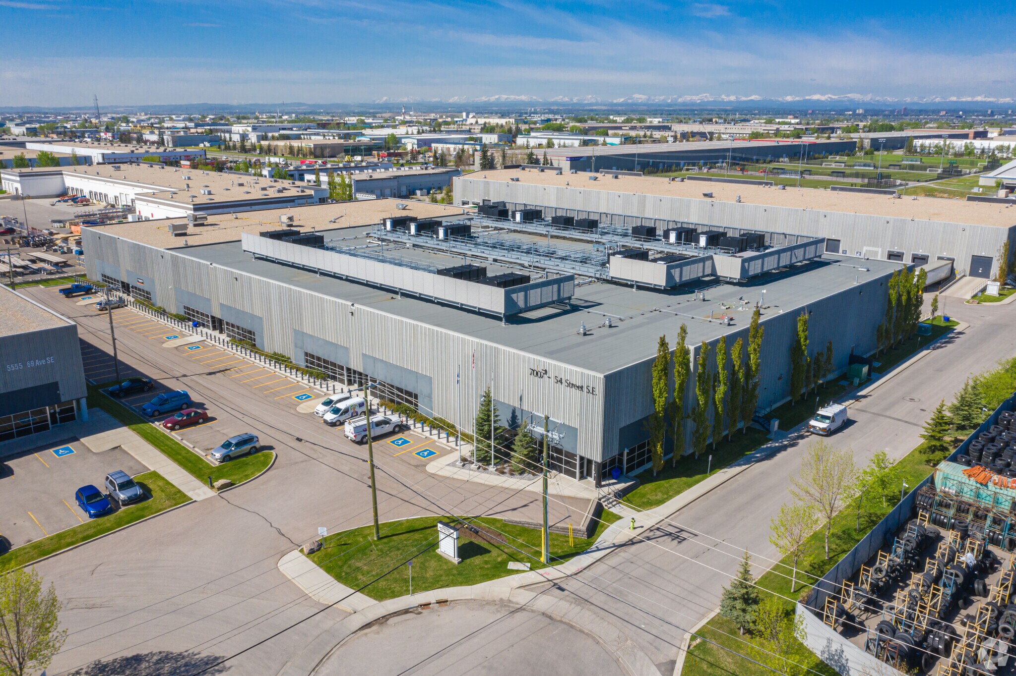 7007 54th St SE, Calgary, AB for sale Primary Photo- Image 1 of 1