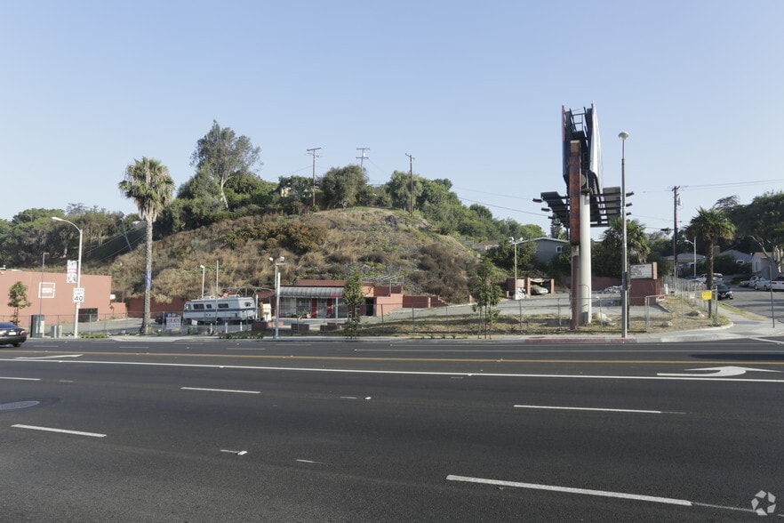 4601 W Slauson Ave, Los Angeles, CA for lease - Primary Photo - Image 1 of 7
