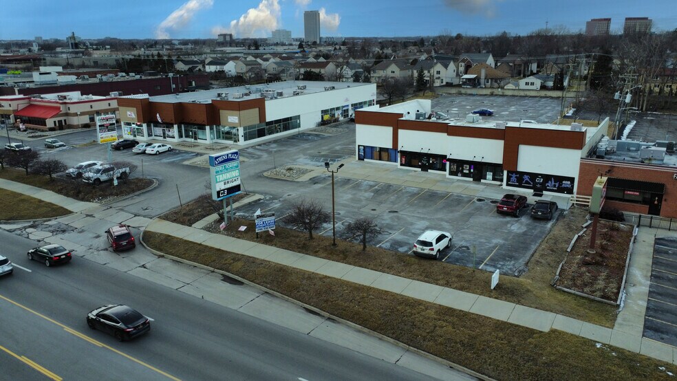 154-186 W Maple Rd, Troy, MI à louer - Photo du bâtiment - Image 2 de 10