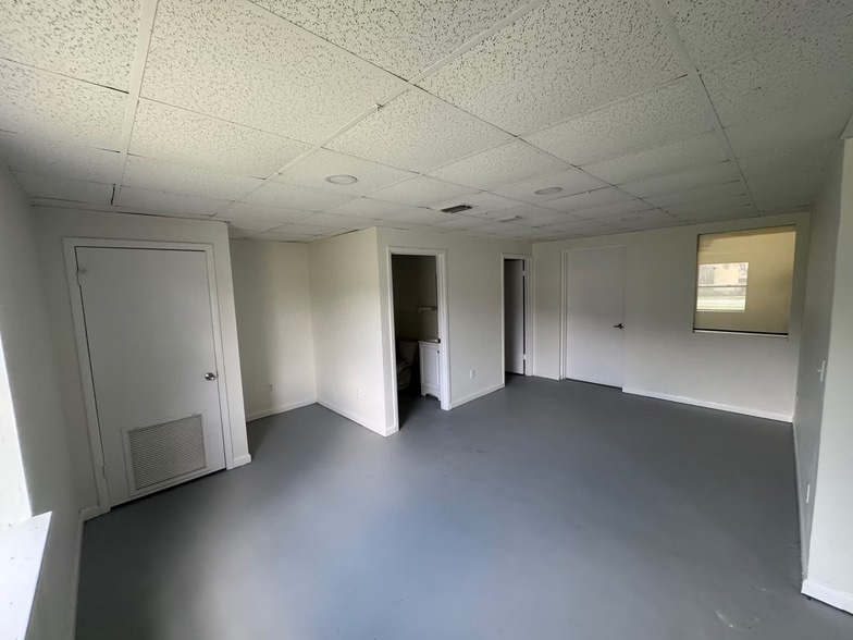 702 W Park Ave, Edgewater, FL à vendre - Photo du bâtiment - Image 2 de 15