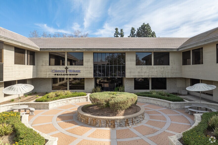 870 N Mountain Ave, Upland, CA à louer - Photo du bâtiment - Image 2 de 6