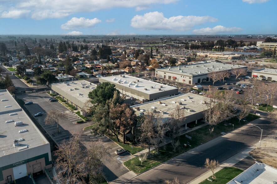 1581 Cummins Dr, Modesto, CA à louer - Photo du bâtiment - Image 3 de 6