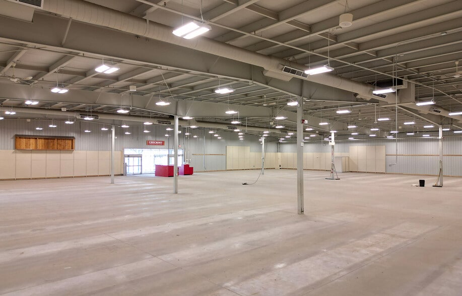 1545 18th St N, Brandon, MB for lease - Building Photo - Image 2 of 12