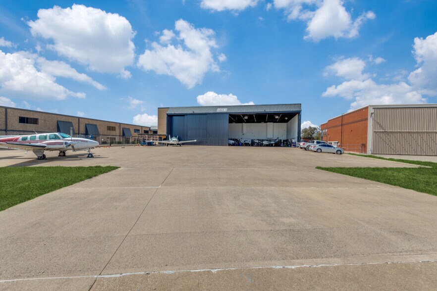 15800 Dooley Rd, Addison, TX à vendre - Photo du bâtiment - Image 3 de 32