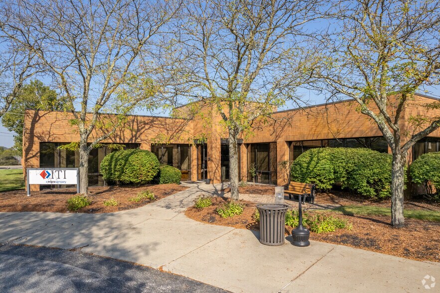 5303 Dupont Cir, Milford, OH à louer - Photo du bâtiment - Image 2 de 4