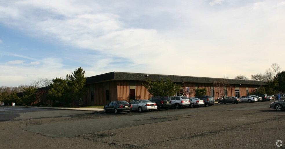 300-360 Corporate Blvd, Robbinsville, NJ for sale - Primary Photo - Image 1 of 5