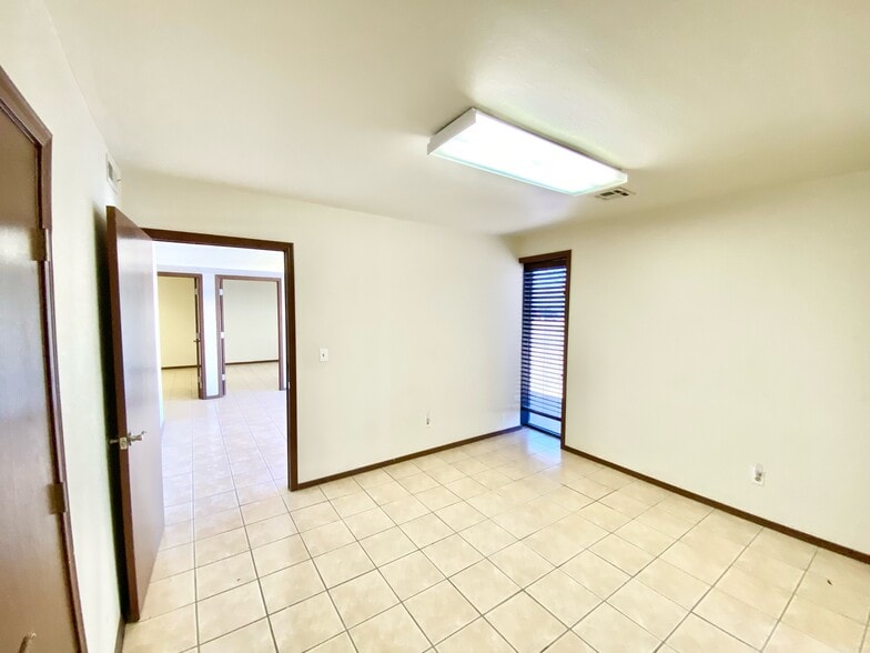 401 S Eagle Ln, Oklahoma City, OK à louer - Photo du bâtiment - Image 2 de 10