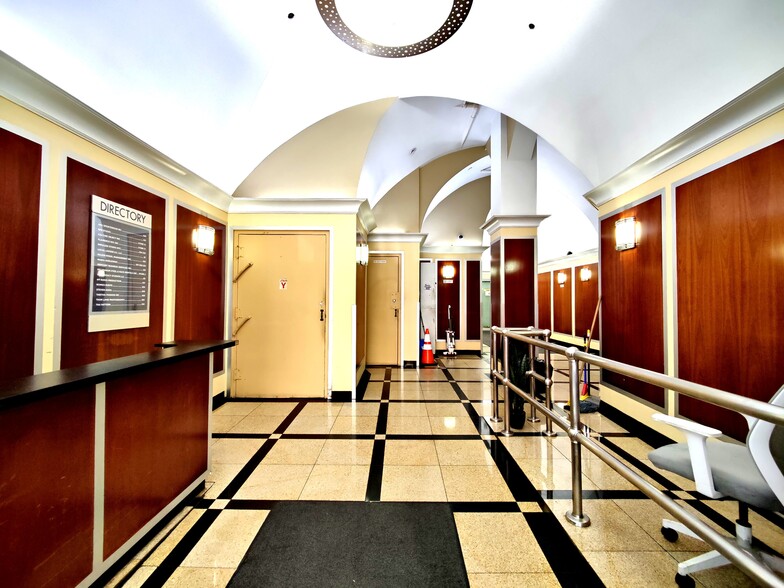 344 W 38th St, New York, NY for lease - Lobby - Image 2 of 13