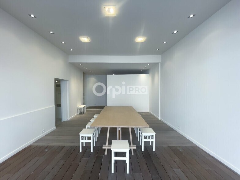 Retail in Marseille for lease - Interior Photo - Image 2 of 10