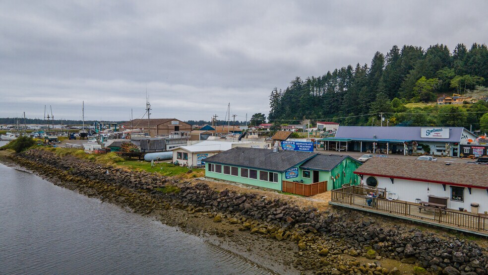 142 Bay Front Loop, Winchester Bay, OR for sale - Primary Photo - Image 1 of 47