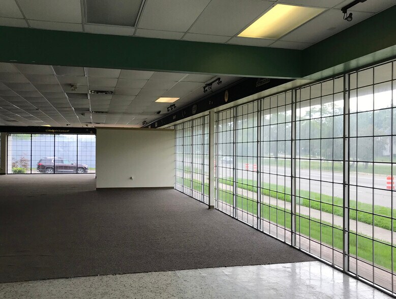 25001 W 8 Mile Rd, Redford, MI à vendre - Photo intérieure - Image 3 de 8