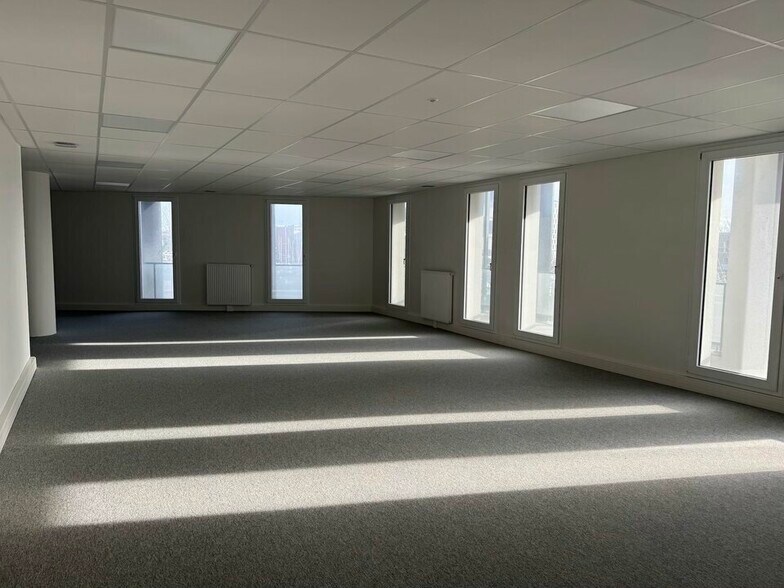Retail in Le Havre for lease - Building Photo - Image 1 of 13