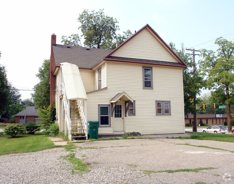 703 E Grand River Ave, Brighton, MI à louer - Photo du bâtiment - Image 2 de 4