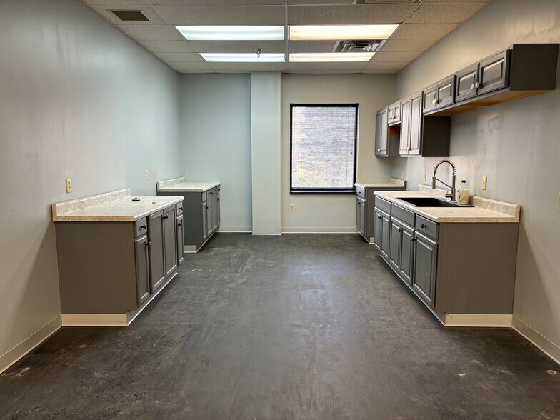 1566 Akron Peninsula Rd, Akron, OH à louer - Photo du bâtiment - Image 3 de 6