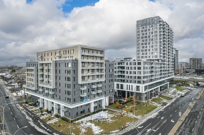 More details for 300 Pl Charles-Le Moyne, Longueuil, QC - Office, Retail for Lease