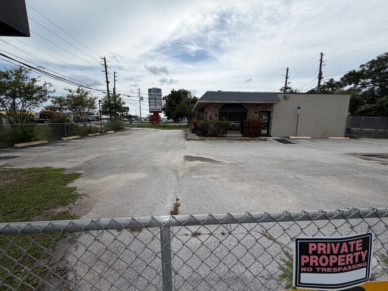 8109-8113 Ulmerton Rd, Largo, FL à vendre - Photo du bâtiment - Image 2 de 6
