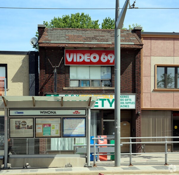 888 St Clair Ave W, Toronto, ON à vendre - Photo du bâtiment - Image 2 de 7