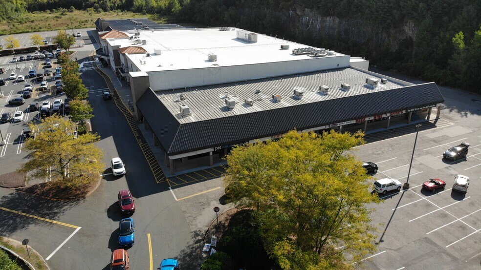 200 New Hartford Rd, Winsted, CT à louer - Photo du bâtiment - Image 2 de 4