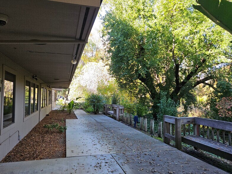 1682 Novato Blvd, Novato, CA à louer - Photo du bâtiment - Image 3 de 16