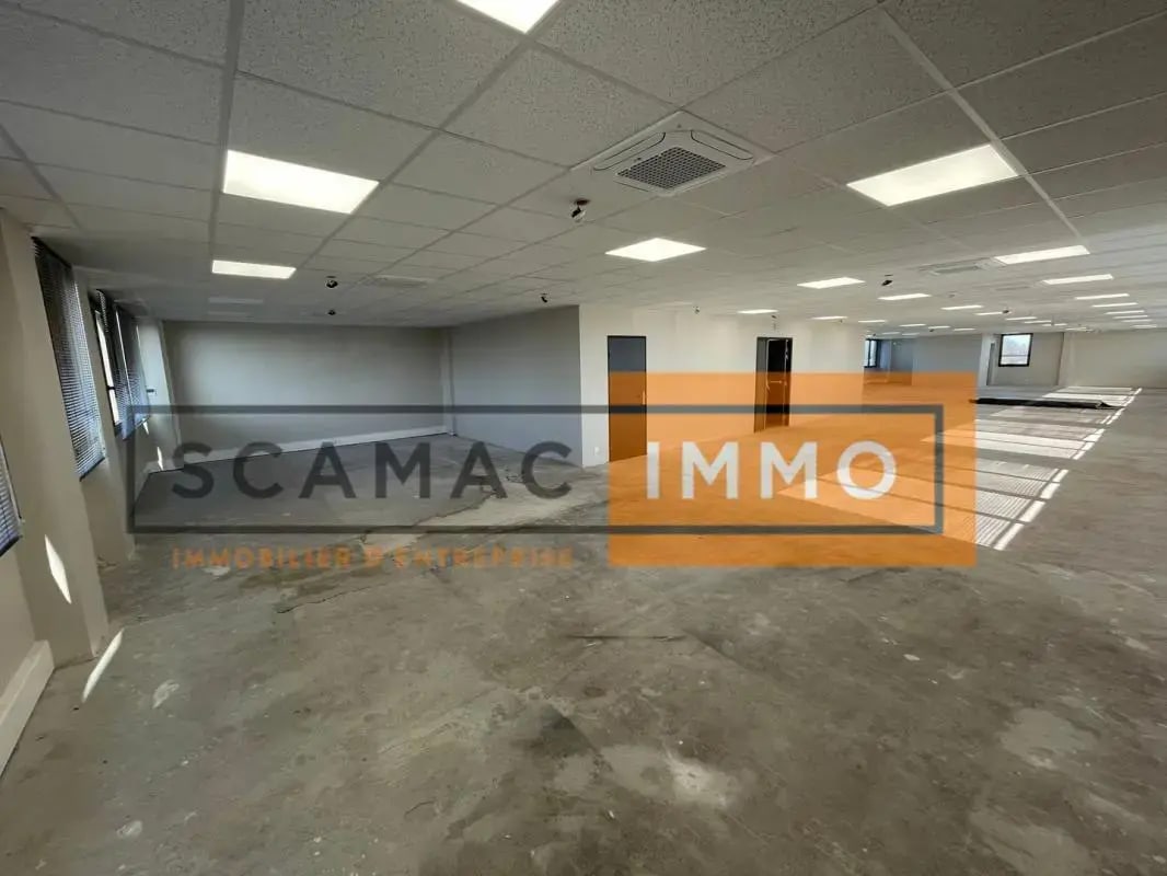 Flex in Osny for lease Interior Photo- Image 1 of 2