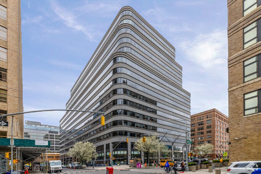 375 Hudson St, New York, NY à louer - Photo du bâtiment - Image 1 de 5