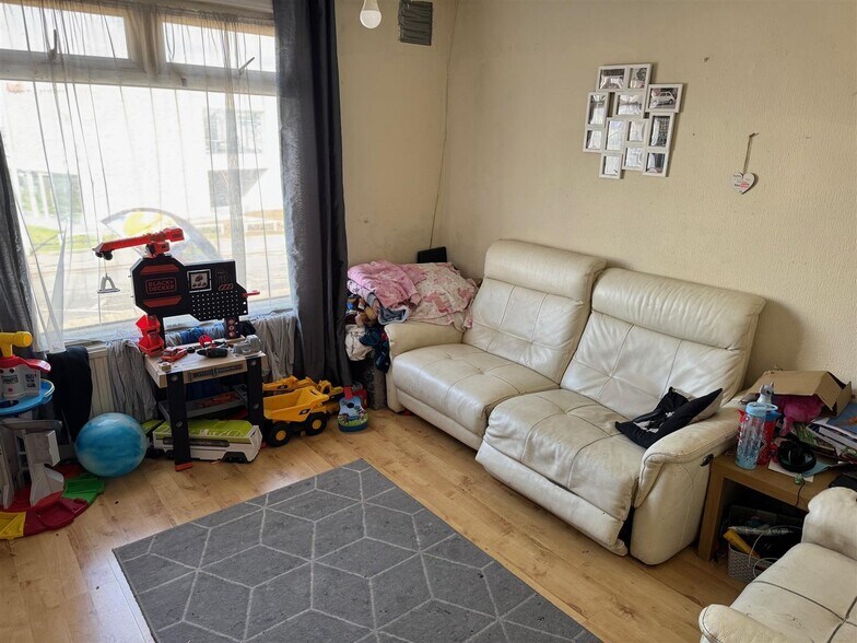 287 Hall Ln, Londres à vendre - Photo du bâtiment - Image 3 de 6