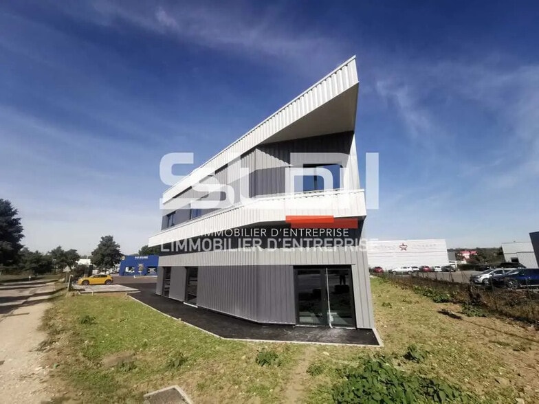 Retail in Bourgoin-Jallieu for lease - Building Photo - Image 1 of 7