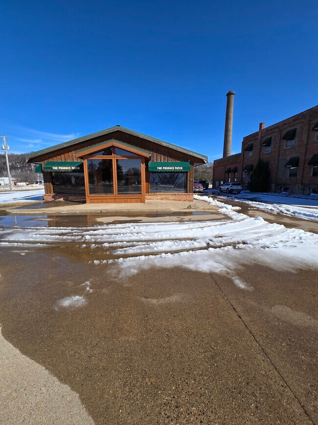 Plus de détails pour 330 N Marquette Rd, Prairie Du Chien, WI - Commerce de détail à louer