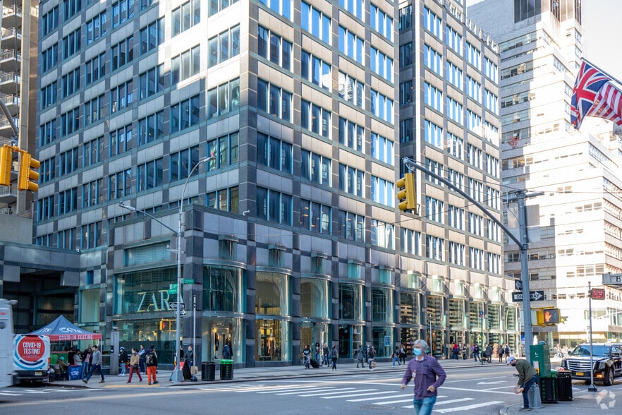 750 Lexington Ave, New York, NY à louer - Photo du bâtiment - Image 2 de 2