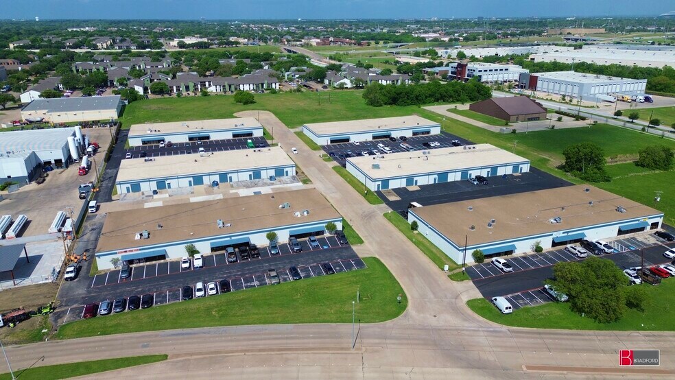 2601-2621 Aero Dr, Grand Prairie, TX à louer - Photo du bâtiment - Image 2 de 9