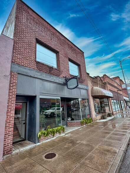 111 2nd S Ave, Okanogan, WA à vendre - Photo du bâtiment - Image 2 de 41