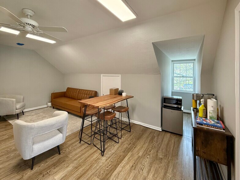 512 E Washington St, Chagrin Falls, OH à louer - Photo du bâtiment - Image 2 de 12